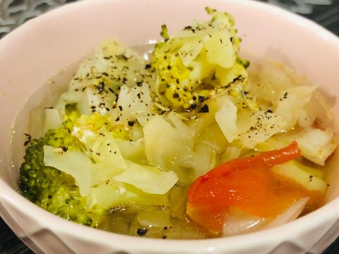 くたくたキャベツとブロッコリーの鶏ガラ野菜スープ
